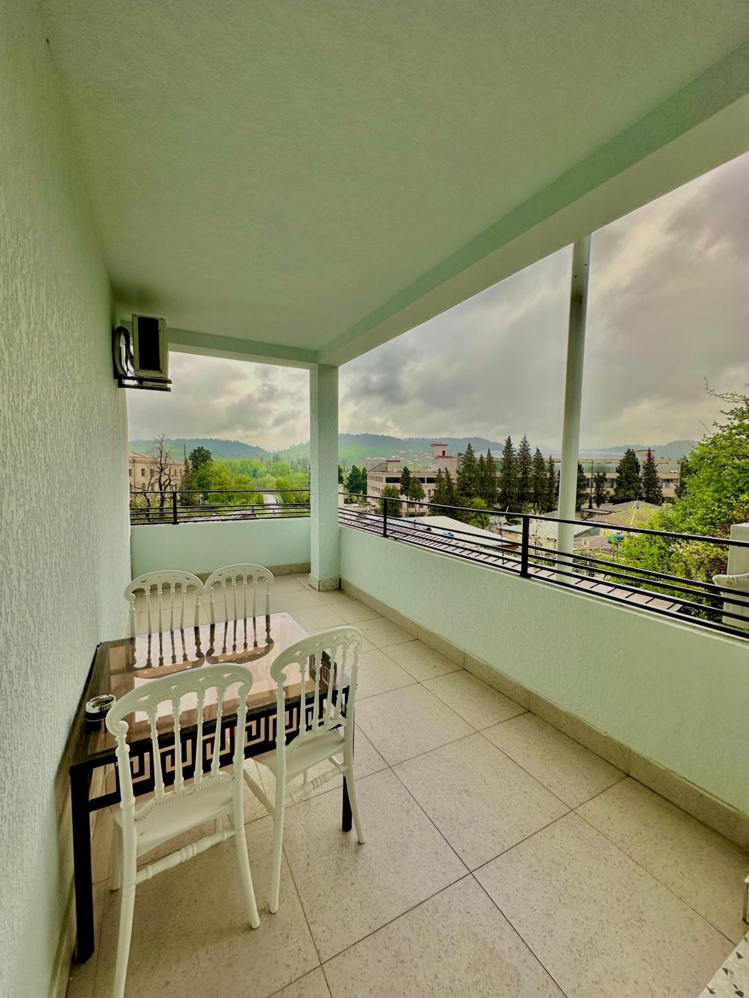 Hotel Balcony Кутаиси Екстериор снимка